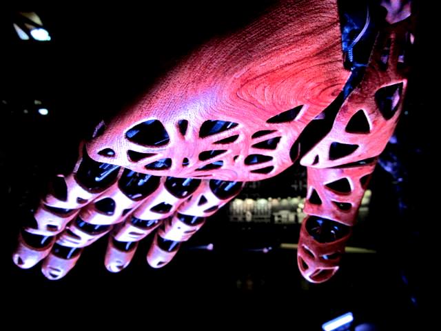 Все, что движется в искусстве. Чувство искусства... Lexus HybridArt. Современное искусство в Манеже 09.08.2013г. Выставка. Автор фото председатель НСНБР А.Г.Огнивцев.