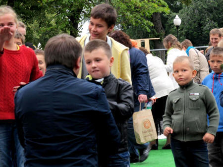 Парк Горького 31.08.2013. Дети на празднике Еды и Афиши. Сказки. Игры. Викторины. Юморины. "Мерцалки". Еда зовет, Афиша приглашает! Автор фото председатель НСНБР А.Г.Огнивцев.