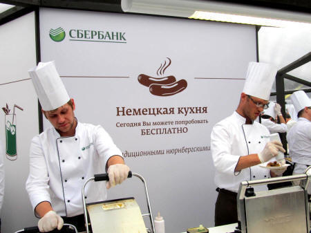 Сбербанк. Официальный партнер. Праздник Еды и Афиши 2013. Парк Горького. 31.08.2013. Еда зовет, Афиша приглашает! Автор фото председатель НСНБР А.Г.Огнивцев